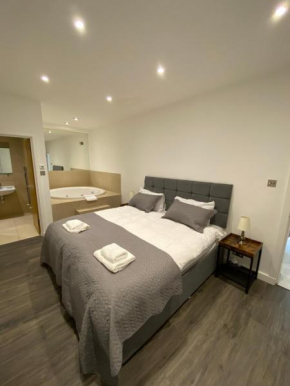 Kings Road Apartment with en-suite Spa Bath